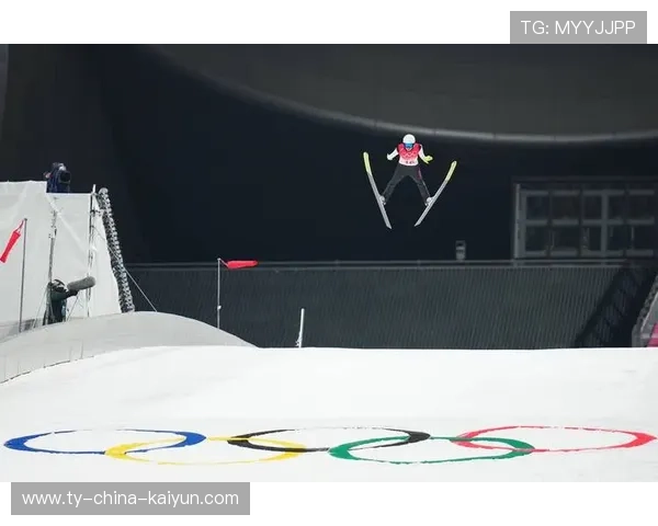 滑雪大跳台空中视角太刺激，带你体验极限飞跃的震撼瞬间