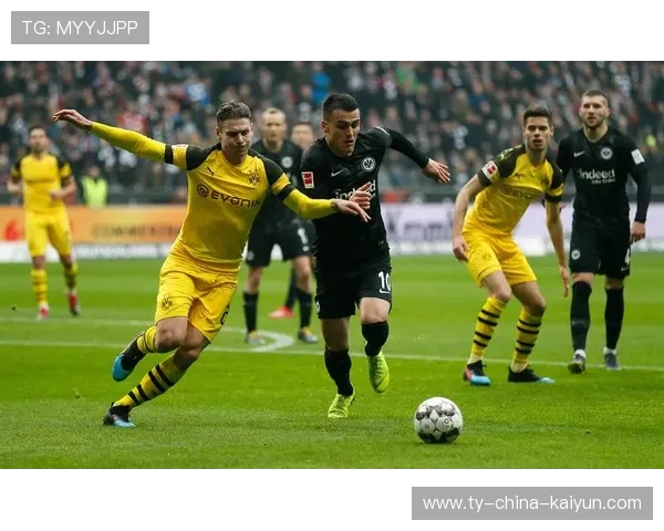 德甲多特侧翼传中形成猛攻，门前混战频出——边线策略下的进攻节拍